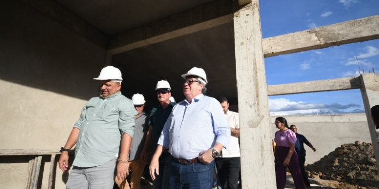 Governador inaugura pavimentação asfáltica, inspeciona obras de educação e anuncia novos investimentos em Princesa Isabel