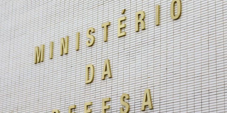 Hacker diz que orientou Ministério da Defesa em relatório sobre urnas