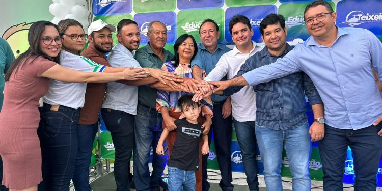 Murilo Galdino participa de inauguração de creche e parabeniza Teixeira pelo aniversário