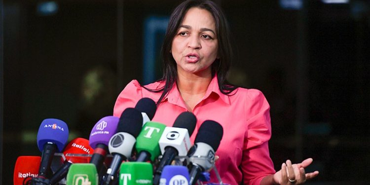 Eliziane Gama defende reconvocação de Silvinei Vasques, preso nesta quarta-feira