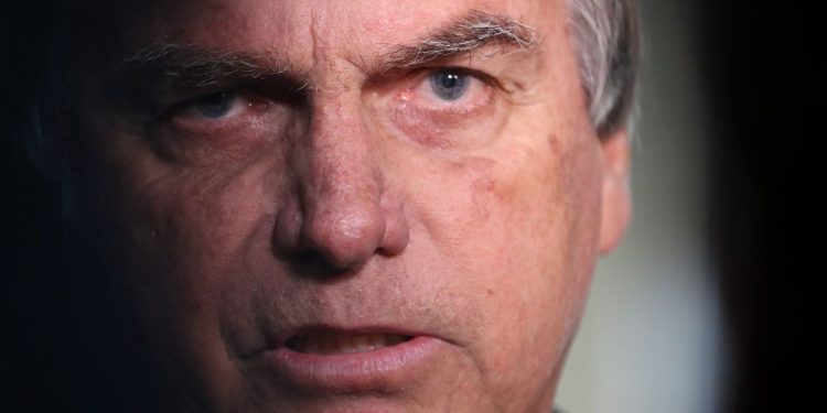 Redes sociais devem enviar postagens de Bolsonaro à PGR, decide Moraes