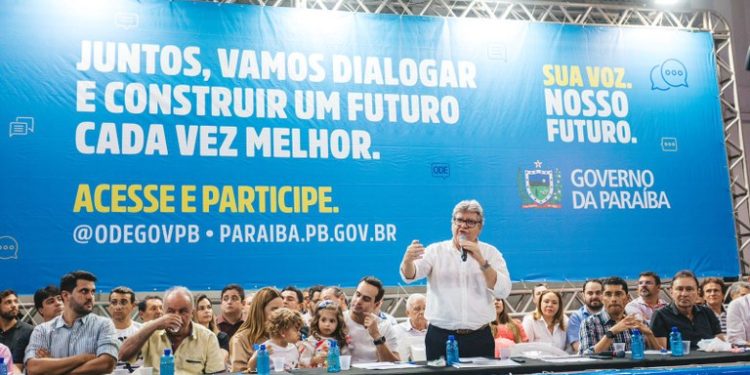 João Azevêdo assina ordens de serviço e entrega obras na audiência do ODE em Campina Grande