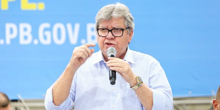 João participa do ODE em Princesa Isabel, entrega equipamentos para a região e dialoga com a população