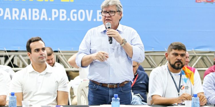 João participa do ODE em Princesa Isabel, entrega equipamentos para a região e dialoga com a população