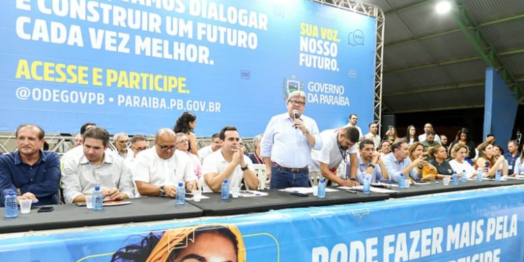 João participa do ODE em Princesa Isabel, entrega equipamentos para a região e dialoga com a população