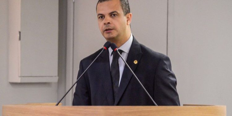 Deputado Jutay Menezes pede licença do cargo e abre vaga para Alexandre de Zezé