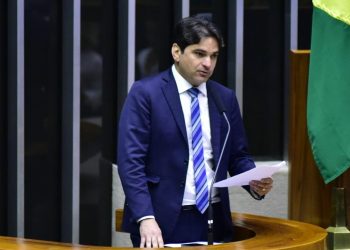 PL de Murilo Galdino propõe isenção na taxa da inscrição em concursos públicos para mães solo