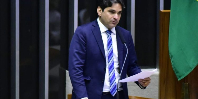 PL de Murilo Galdino propõe isenção na taxa da inscrição em concursos públicos para mães solo