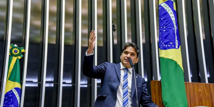 Murilo Galdino defende normalização dos repasses do FPM aos municípios na tribuna da Câmara