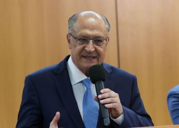 Alckmin diz que Lula cumpre rigorosamente promessa de campanha