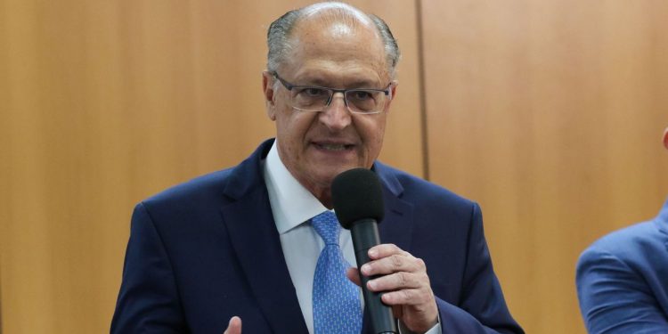 Alckmin diz que Lula cumpre rigorosamente promessa de campanha