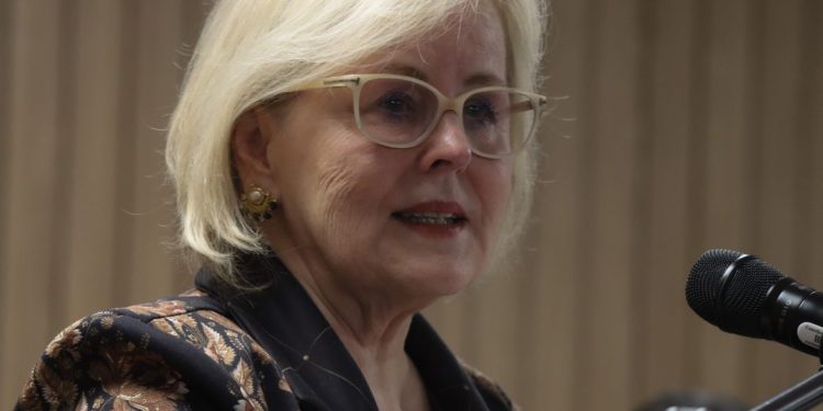 STF segue “firme e vigilante” em defesa da democracia, diz Rosa Weber