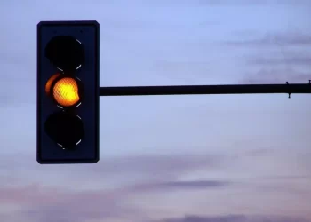 Vereador solicita semáforo intermitente de madrugada como medida de segurança