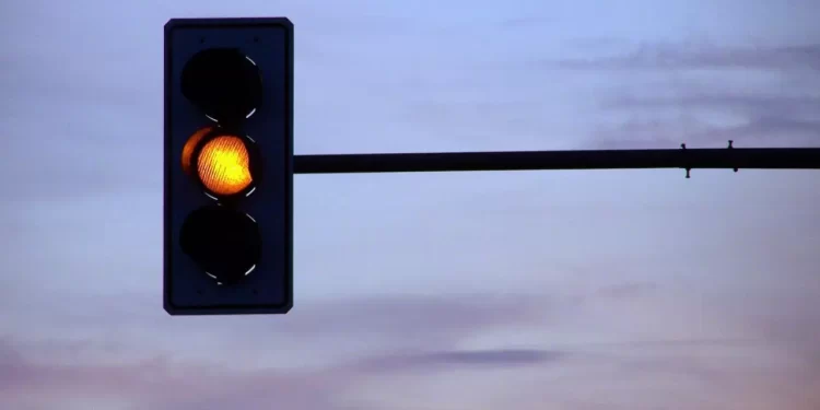 Vereador solicita semáforo intermitente de madrugada como medida de segurança