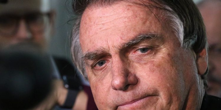Bolsonaro silencia sobre joias ao depor à Polícia Federal