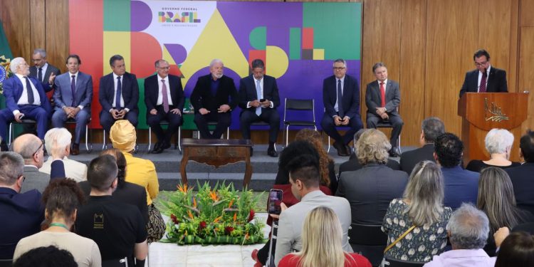 Sancionada lei que aumenta o salário mínimo e amplia a isenção do IR