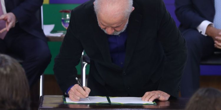 Lula assina medida provisória para taxar fundos de super-ricos