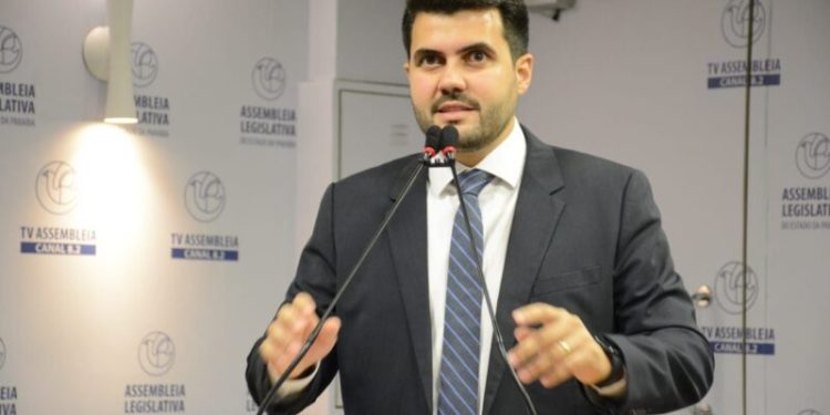 Wilson Filho protocola Projeto de Lei que proíbe cancelamento em massa de pacotes aéreos na Paraíba