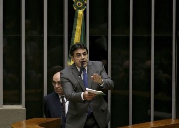 Deputados protocolam PEC que permite derrubada de decisões do STF