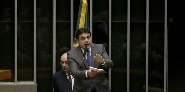 Deputados protocolam PEC que permite derrubada de decisões do STF
