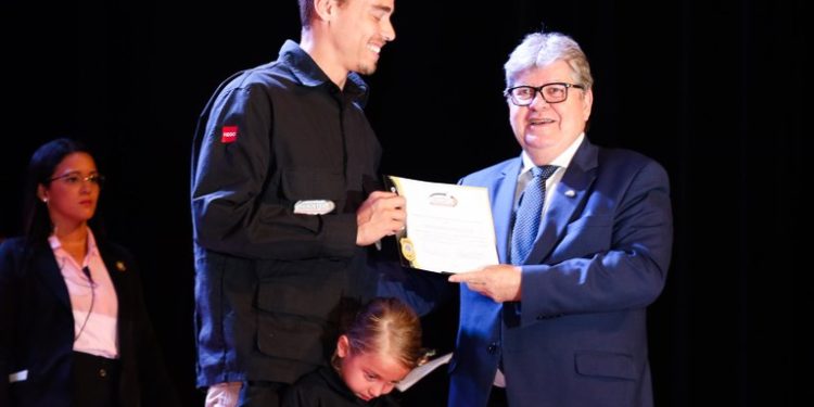 Governador participa de formatura de 485 formandos da Polícia Civil e assina convocação para nomear concursados