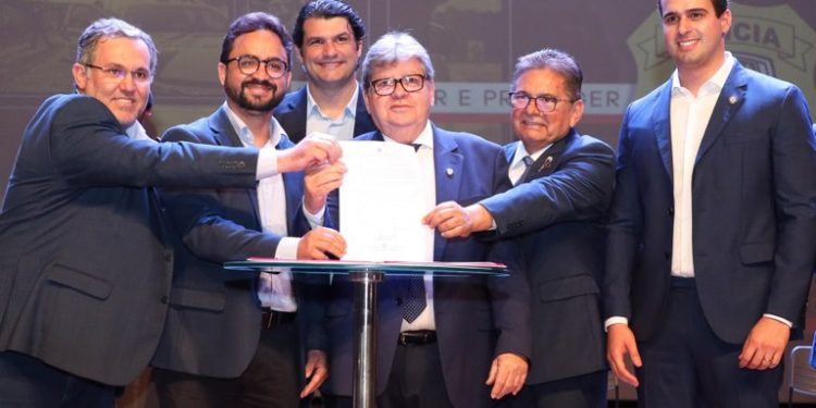 Governador participa de formatura de 485 formandos da Polícia Civil e assina convocação para nomear concursados