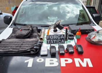 PM desarticula esconderijo do tráfico, apreende pistola, munições e radiocomunicadores de criminosos
