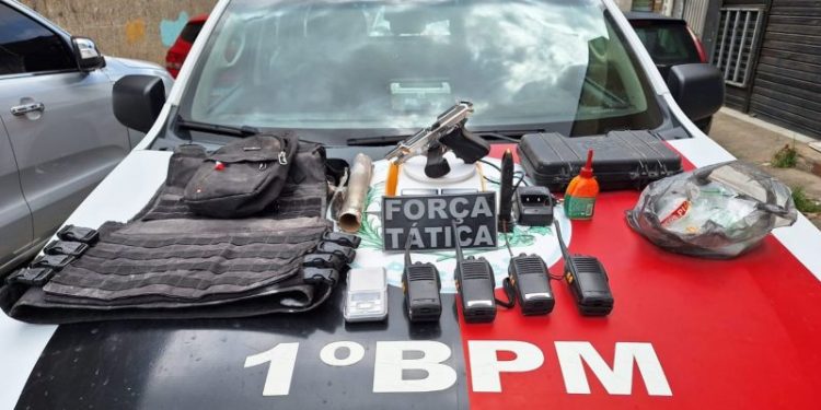 PM desarticula esconderijo do tráfico, apreende pistola, munições e radiocomunicadores de criminosos