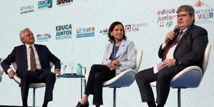 João destaca programas educacionais implantados, valorização dos professores e infraestrutura escolar em Seminário Nacional pela Alfabetização