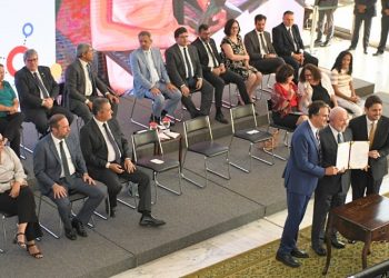 Ao lado de Lula, João Azevêdo participa de lançamento de programa voltado à ampliação da conectividade nas escolas públicas
