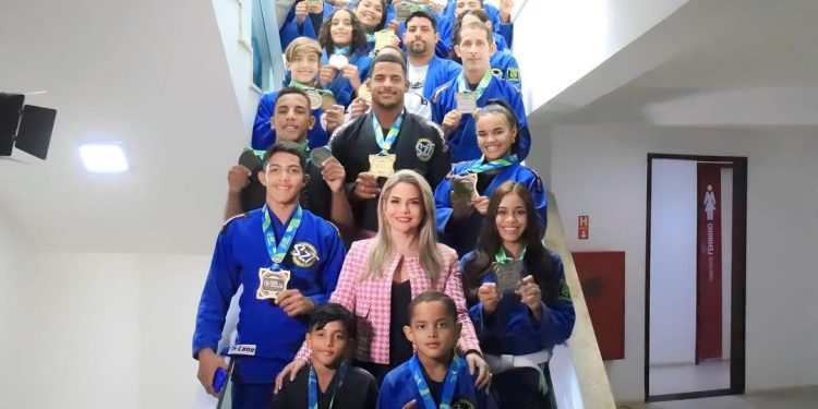 Karla Pimentel recebe atletas beneficiados pelo programa Bolsa Atleta