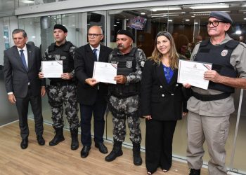 Policiais que salvaram bebê engasgado recebem Voto de Aplauso da CMJP
