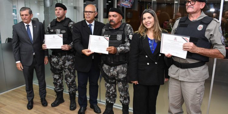 Policiais que salvaram bebê engasgado recebem Voto de Aplauso da CMJP