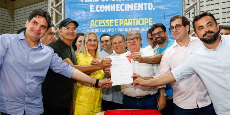 João Azevêdo participa do ODE em São Bento, discute prioridades da população e entrega benefícios à região