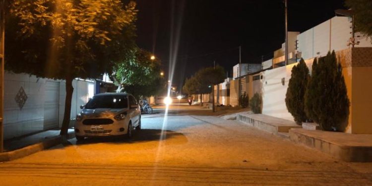 Moradora de Patos agradece gestão por pavimentação que solucionou problemática de lama e poeira na sua rua