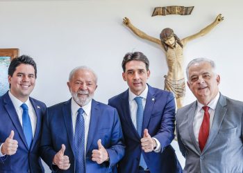 Lula dá posse a três ministros e cria ministério para pequena empresa