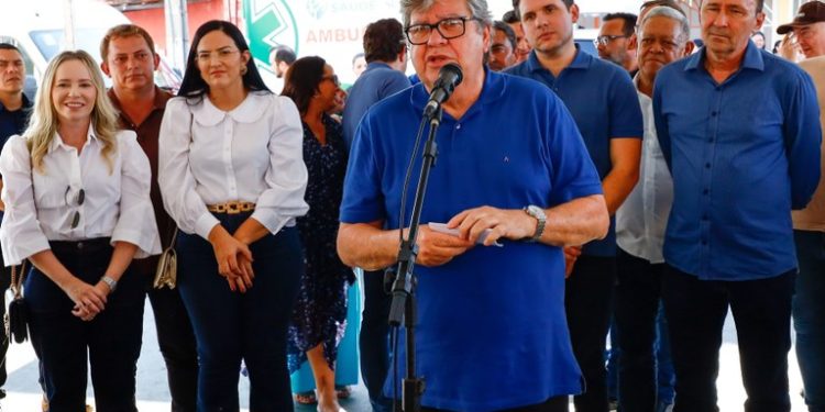 João Azevêdo entrega travessias urbanas de São Bentinho e Cajazeirinhas e melhorias no ginásio poliesportivo em Pombal