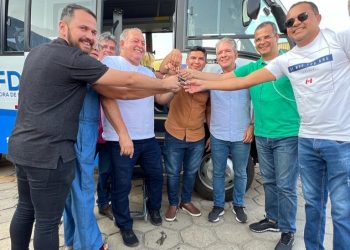 Prefeitura de Patos entrega micro-ônibus para facilitar tratamento fora do domicílio