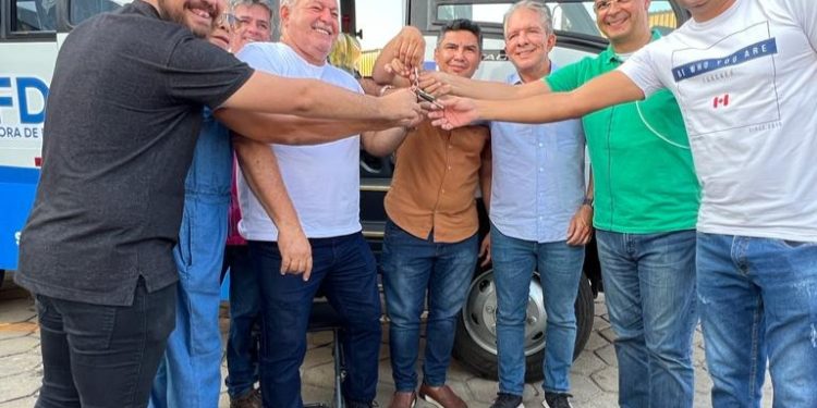 Prefeitura de Patos entrega micro-ônibus para facilitar tratamento fora do domicílio