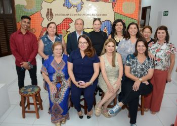 Primeira-dama do Estado entrega certificados para concluintes do curso de Práticas de Folhas no Centro do Artesanato