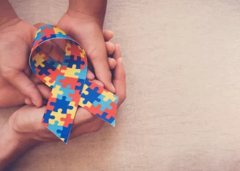 Lei garante atendimento psicossocial prioritário para mães de filhos com autismo
