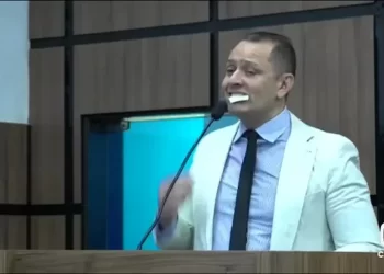 Vereador de Patos come Lei Orgânica do Município: “não serve de nada”