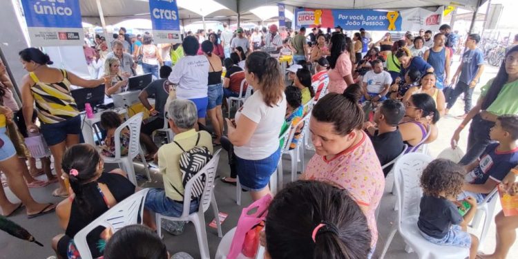 Leo Bezerra visita Caravana do Cuidar, no Bairro das Indústrias, e reforça transformação da cidade