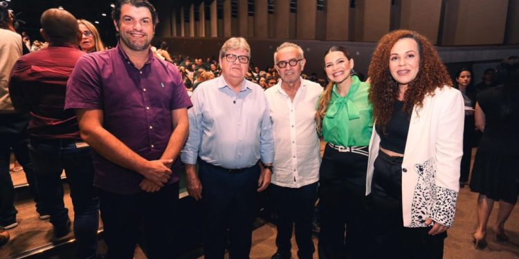 Cícero Lucena destaca valor e força dos territórios no empreendedorismo da Capital durante abertura da Expofavela