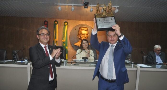 Efraim Filho recebe título de cidadania campinense