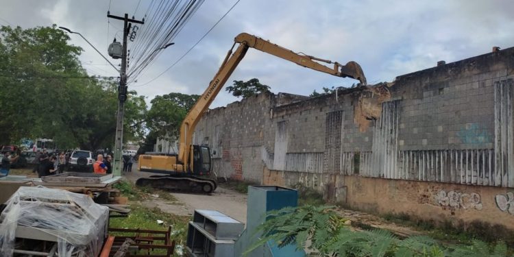 Defesa Civil inicia demolição do prédio da antiga Proserv, onde serão construídos apartamentos
