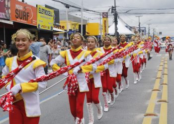 Moradores de Mangabeira lotam Avenida Josefa Taveira para assistir ao desfile cívico das escolas da Rede Municipal de Ensino
