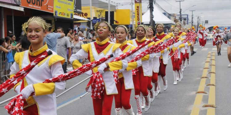 Moradores de Mangabeira lotam Avenida Josefa Taveira para assistir ao desfile cívico das escolas da Rede Municipal de Ensino