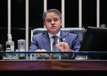 Efraim assina PEC para criminalizar uso e posse de qualquer quantidade de droga