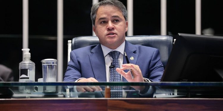 Efraim assina PEC para criminalizar uso e posse de qualquer quantidade de droga